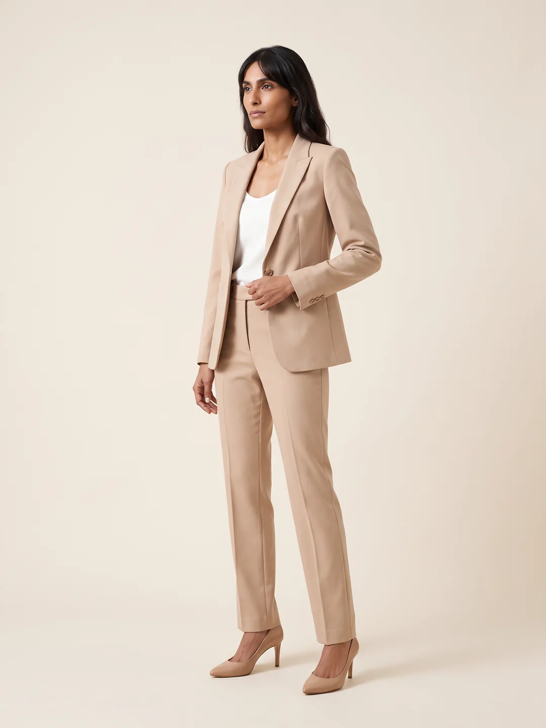 O mesmo terno bege vestido por uma modelo